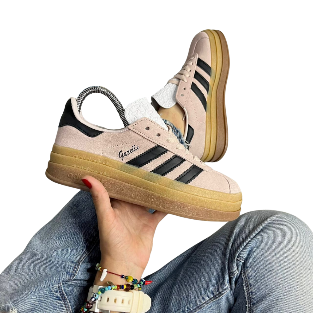 ADIDAS GAZELLE BOLD MUJER PLATAFORMA: El Estilo Elevado que Necesitas Las ADIDAS GAZELLE BOLD MUJER PLATAFORMA son una opción única para quienes buscan combinar la comodidad de unas zapatillas clásicas con un toque de altura y estilo moderno. En Onlineshoppingcenterg, te ofrecemos una variedad de colores y modelos para que encuentres las Adidas Gazelle Bold Mujer Plataforma perfectas para ti.  ¿Por Qué Elegir ADIDAS GAZELLE BOLD MUJER PLATAFORMA? Las ADIDAS GAZELLE BOLD MUJER PLATAFORMA no son solo unas zapatillas comunes; son un símbolo de moda que ofrece lo mejor de dos mundos: el diseño icónico de las Adidas Gazelle con la innovación de una suela plataforma.  Características Destacadas Estilo Elevado: Con su suela gruesa, las ADIDAS GAZELLE BOLD MUJER PLATAFORMA te dan la altura que buscas sin sacrificar la comodidad.  Variedad de Colores: Disponibles en tonos como el Adidas Gazelle Bold Pink, el Adidas Gazelle Bold verde, y el clásico Adidas Gazelle Bold beige, para que encuentres el color que mejor complemente tu estilo.  Comodidad y Calidad: Con materiales de alta calidad y un diseño pensado para el uso diario, estas zapatillas son perfectas para cualquier ocasión.  ¿Dónde Comprar ADIDAS GAZELLE BOLD MUJER PLATAFORMA? En Onlineshoppingcenterg, ofrecemos una amplia selección de ADIDAS GAZELLE BOLD MUJER PLATAFORMA en Colombia. Ya sea que prefieras los tonos suaves del Gazelle Bold rosa o algo más atrevido como el Gazelle Bold verde, tenemos lo que buscas.